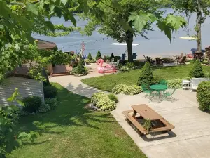 Beautiful Lake Home with Tiki Bar for EXTRA FUN