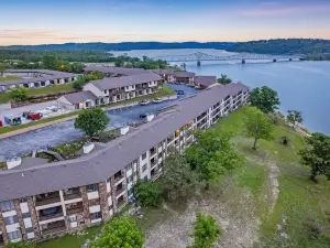 Lakefront Oasis Amazing Views!