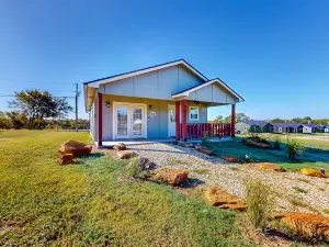 Brand-new Lake Eufaula home with firepit, front porch, grill, & W/D