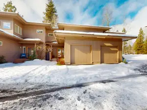 Adorable Bend townhome with ideal location, kitchenette & central AC