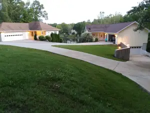 Lake and Boat Life!Lake Rental in a Dead-End Street.