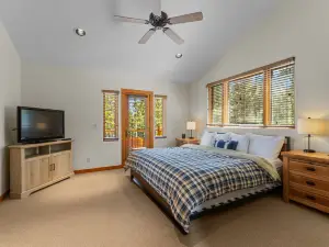 Beautiful Home w/ Spacious Deck, Hot Tub, Game Room, Pet Friendly - Porcupine Slopes