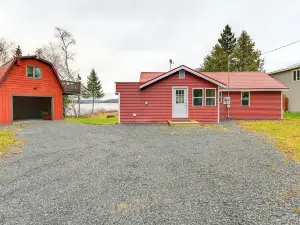 Waterfront Oasis Family Retreat on Long Lake!