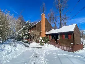 Modern Mountain Retreat w/ Deck + Hot Tub!