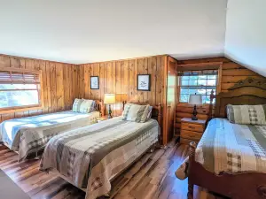 Hickory Cabin by AvantStay Firepit Hot Tub Game Room Great Location