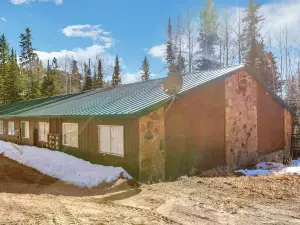 Beautiful Ski-in/Ski-Out Condo Located on the Eagle Point Resort! 1 Bedroom Condo by RedAwning