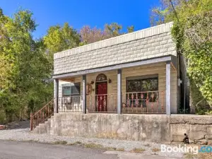 Quiet, Historic Manor Located in Ghost Town!