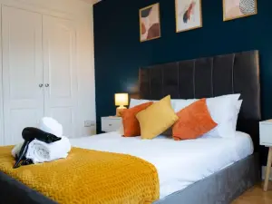 Stunning 6-Bed House in Milton Keynes