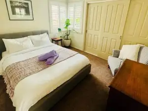 Milton Village Retreat - Secluded Comfort