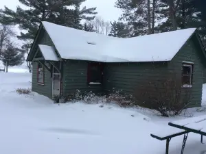 Cozy one bedroom Hideaway Resort cabin #6