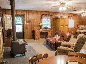 Kishauwau's Starved Rock Area Cabins - Romantic Whirlpool Americana