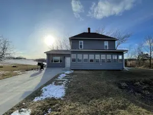 The Windmill Retreat - Large country home with big yard