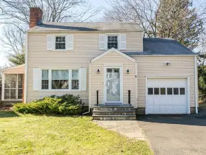 Quiet suburban home close to Fairfield beaches and universities