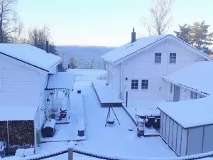 Loft-Sleeps5-Parking-Spa-LakeViews-PetFriendly