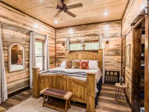 Stunning Cabin with Gas Fireplace and Hot Tub - Gorgeous Ample Retreat
