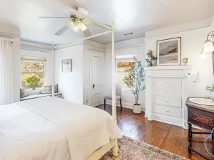 Old Yacht Club Inn All-Suite Getaway - 1 Block to East Beach, Walk Everywhere
