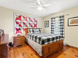 Cozy Retreat - Hot Tub, WiFi, Mountain Views
