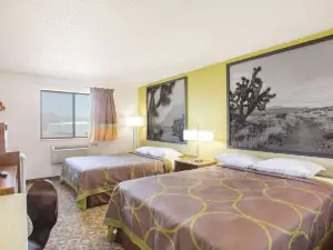 Super 8 by Wyndham Kingman