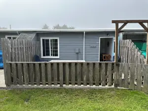 迪恩的海濱旅館（蒂利庫姆海灘汽車旅館）