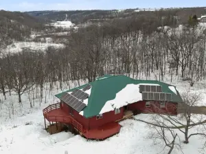 NEW Stunning views atop in the Driftless!5 bedroom house on 4+ ac in Dodgeville