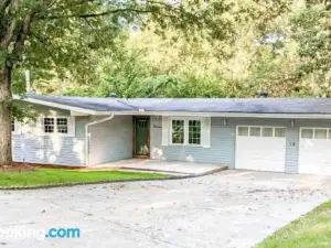 Sunlit Renovated Home, BBQ, Porch & Trails Nearby