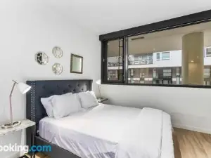 Posh Lofty Pad in Central Redmond - 92 Walkscore!