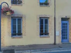 AUBIGNY appartement centre ville 1e étage