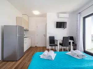 Deluxe Villa Laura with Pool Studio 5b