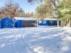 Secluded Cabin ~ 15 Mi to Castle Rock Lake!