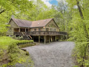 Half Moon by AvantStay 4Br Cabin w Large Deck Yard w Patio Outdoor Dining