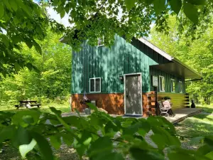 Trail's End Guesthouse- Vacation Cabin