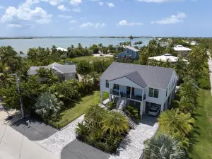 THE BLACK MARLIN - 3 BEDROOM / 2.5 BATHROOM WITH POOL & TIKI HUT