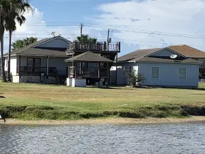 Quiet Bay House Retreat With Easy Access, Great View.