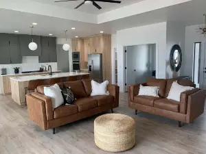 Minutes from Shoshone Falls! Family sized home with office & stocked kitchen.