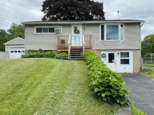 Cozy Home In The Berkshires, Pet Friendly with fenced in yard!