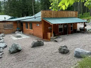 Peaceful mountain cabin near Flathead Lake access!