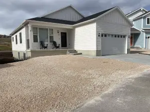 Bear Lake home! Sleeps 19 in comfort, 24 if needed; near lake, bike path, & GC.