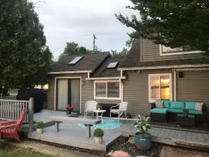 "Gun-A-Love IT Lakefront getaway / retreat on Gun Lake