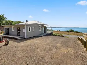 Moeraki Beach Haven - Otago Beachfront Home