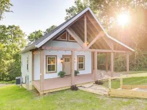 Serene Kentucky Cabin w/ Fireplace + Fire Pit!