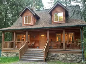 Glacier Springs Cabin 89 Cedar and Log Cabin Close to Skiing and Hiking