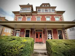 Stylish, Penn State-Themed Historic Getaway 2 Blocks from Waterfront