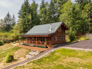 The Log Cabin 2 Bedroom Home by RedAwning
