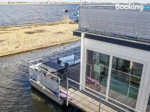 Nice Ship in Aalsmeer with Kitchen