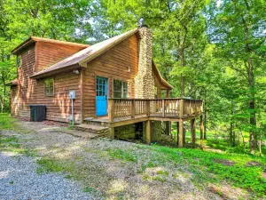 Secluded Creekside Cabin w/ Kayaks Provided