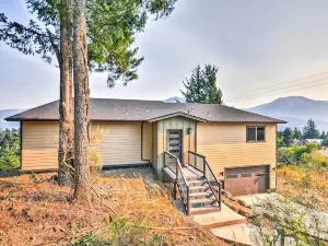 'Gorge Retreat' - Modern Carson Home w/ Mtn Views!