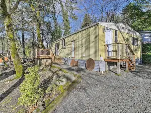Single-Story Grants Pass Home w/ Fire Pit!