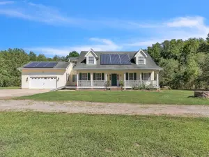 Leo Farm Villa - Beautiful Country Retreat 5 Bedroom Villa by RedAwning
