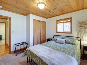 Pet-Friendly Spruce Pine Cabin w/ Private Fire Pit