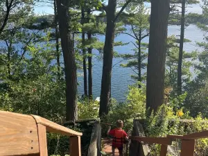 Cozy Vacation Cottage on the Lake with Hot Tub!